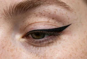 Winged eyeliner baddie makeup look
