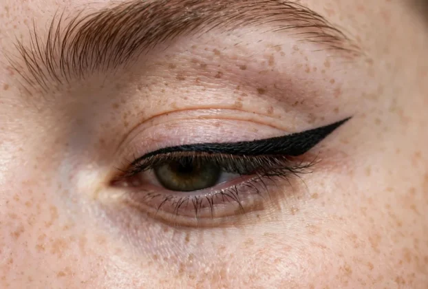 Winged eyeliner baddie makeup look